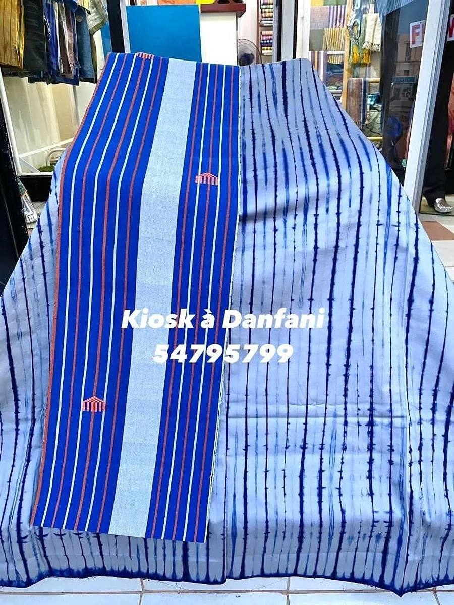 Ensemble tissé bleu rayé blanc et bazin bleu roi, présenté à la boutique