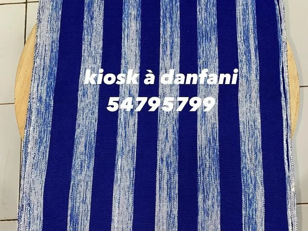 Pagne tissé bleu roi à larges bandes, roulé